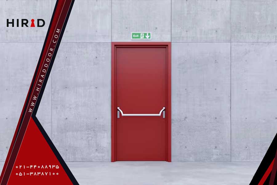 درب ضد حریق قرمز رنگ نصب شده در خروجی اضطراری ساختمان